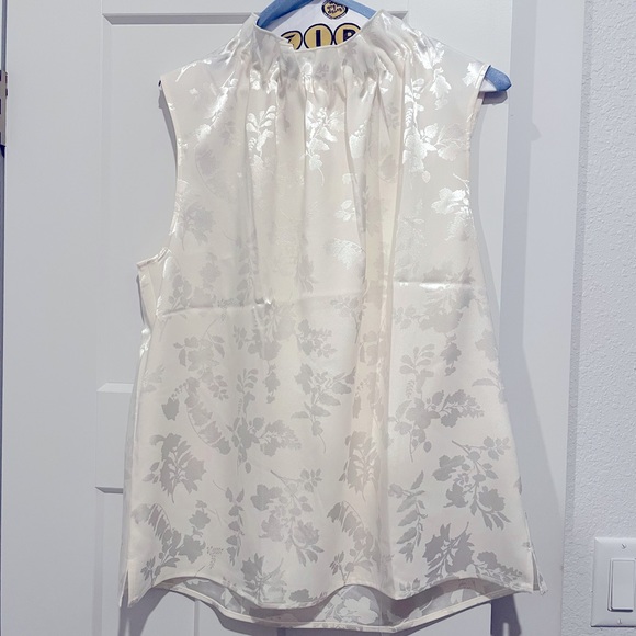 Cute white shiny work top from New York & Co - Picture 1 of 5